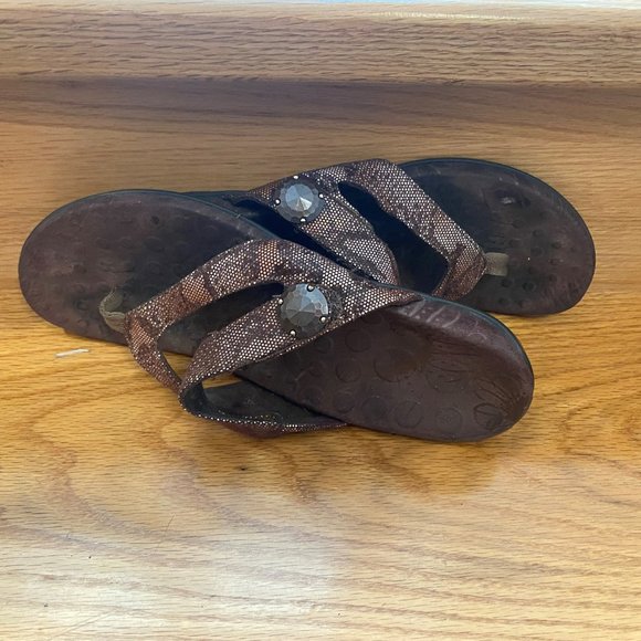 Vionic Orthoheel Flip Flops with adjustable Velcro strap across instep, Size 10 - Picture 6 of 6